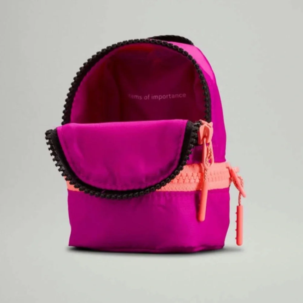 Lululemon adventure backpack nano clip - đź’śđź’— pairs with Sonic Pink belt bag - Picture 2 of 7